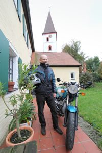 Pfarrer im Ruhestand dreht gerne mal ein paar Runden auf dem Bike. Foto: Cindric