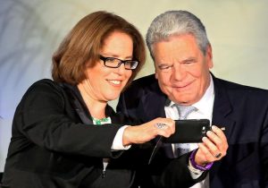 Selfie mit Bundespräsident: Wer heute kein Smartphone hat, verzichtet zum Beispiel auf wertvolle Erinnerungen. Foto: epd