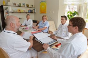 Teambesprechung auf der Palliativstation im Friederikenstift in Hannover. Bald haben Patienten ein Recht auf eine weitere Meinung.  Foto: epd