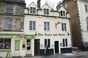 Der Pub "The Eagle and the Child" in der Innenstadt von Oxford war der Lieblingspub von J.R.R. Tolkien, dem Autor von "Herr der Ringe". Englischkurse  speziell für Senioren erleichtern Älteren die Reise auf die Insel.  Foto: epd