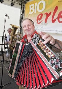 Harmonium Spieler Günter Klemm sucht für den Musikanten-Stammtisch Mitspieler.  Foto: Michael Matejka 