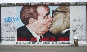 "East Side Gallery", ein nach der Wende bemaltes Stück der Berliner Mauer in der Mühlenstraße im Ortsteil Friedrichshain-Kreuzberg am 03.08.2011. Im Frühjahr 1990 hatten hier Künstler aus aller Welt einen Abschnitt der Hinterlandmauer an der Spree mit Bildern bemalt. Am berühmtesten: der Bruderkuss zwischen Leonid Breschnew und Erich Honecker unter dem Titel "Tödliche Liebe" (Foto). 1991 wurde die "East Side Gallery" unter Denkmalschutz gestellt. Nach Jahren der Vernachlässigung konnte dieser Abschnitt zum 20. Jahrestag des Mauerfalls saniert werden, 100 Künstler stellten ihre z.T. verwitterten Bilder wieder her. (Siehe epd-Bericht vom 02.08.2011)