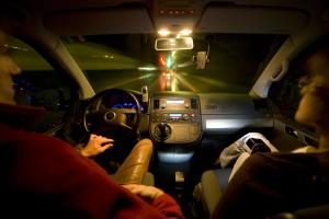 Ältere Autofahrer können mit der richtigen Versicherung viel Geld sparen. Foto: epd