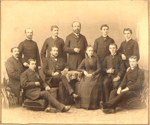 Gruppenbild mit Dame: Schon im Gründungsjahr 1890 stand für die Rummelsberger die Armenpflege in Vordergrund. 