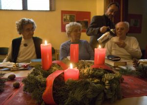 Bei einer Weihnachtsfeier am 18.12.2007 in der evangelischen Adventgemeinde in Berlin-Prenzlauer Berg gießt Pfarrer Michael Pflug Senioren Kaffee ein.